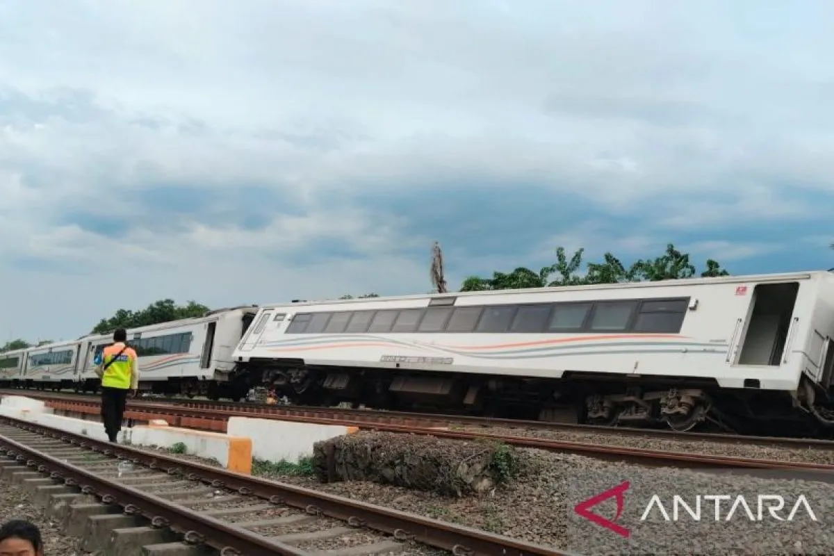 KA Purwojaya Anjlok di Kedunggedeh, Delapan Perjalanan Kereta Terpaksa Dibatalkan