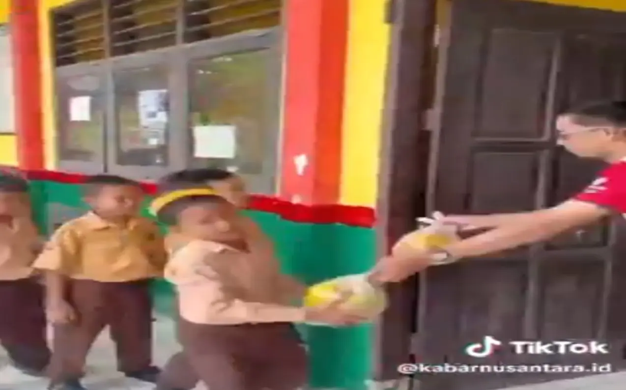 Kelapa Muda untuk Dua Hari MBG Bikin Publik Geleng-geleng Kepala, Jhon Sitorus: Ini Namanya Pelecehan kepada Rakyat