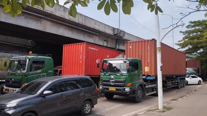 Berita Terkini : Pemprov DKI Siapkan Lahan Parkir Truk Kontainer Cegah Macet di Tanjung Priok